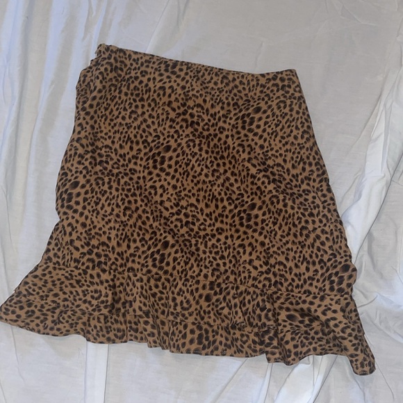 PRETTYLITTLETHING | Ruched Frill Mini skirt | Size UK 8 - Picture 2 of 4